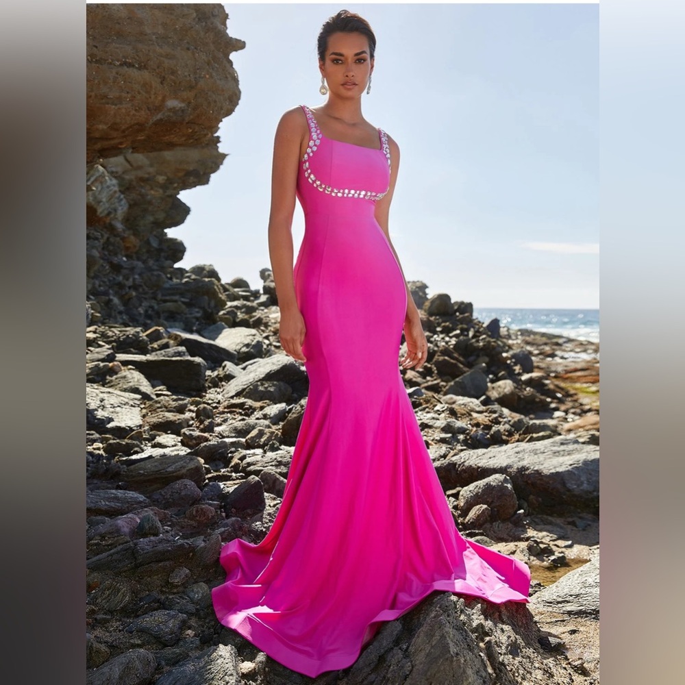 Pink satin jersey comfortable mermaid gown for any Occassion. Hot pink Size S